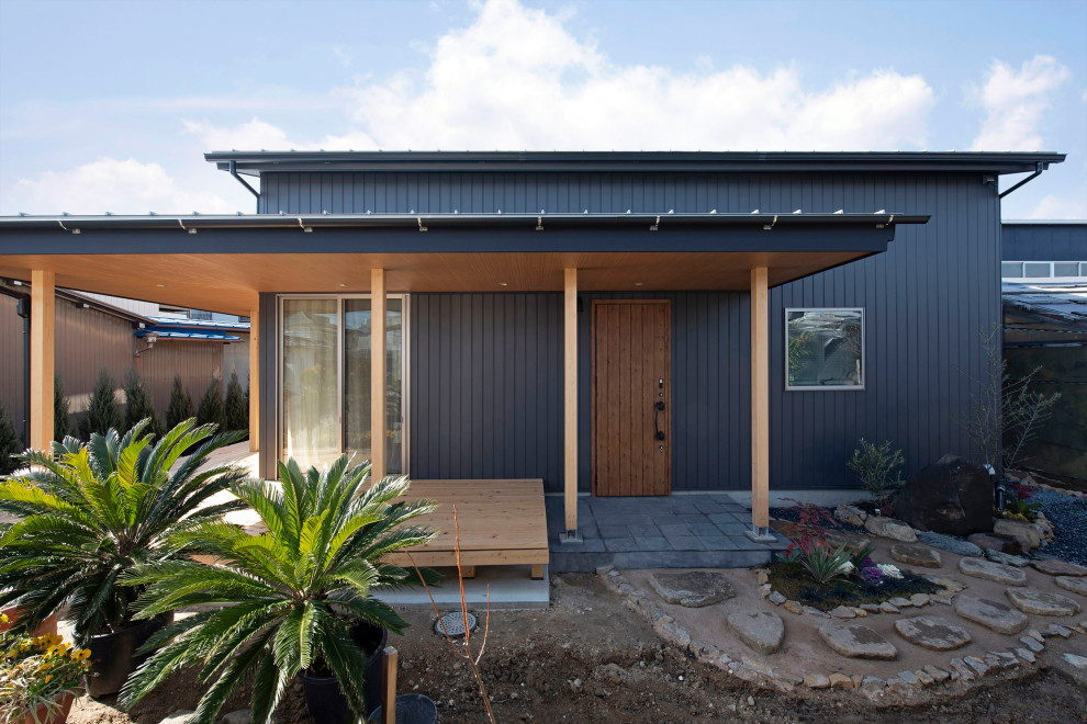 Идея дизайна: маленький, одноэтажный, черный частный загородный дом в стиле модернизм с односкатной крышей для на участке и в саду