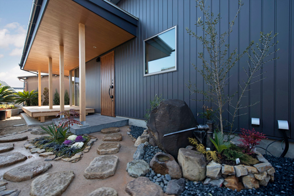 Свежая идея для дизайна: маленький, одноэтажный, черный частный загородный дом в стиле модернизм с односкатной крышей для на участке и в саду - отличное фото интерьера