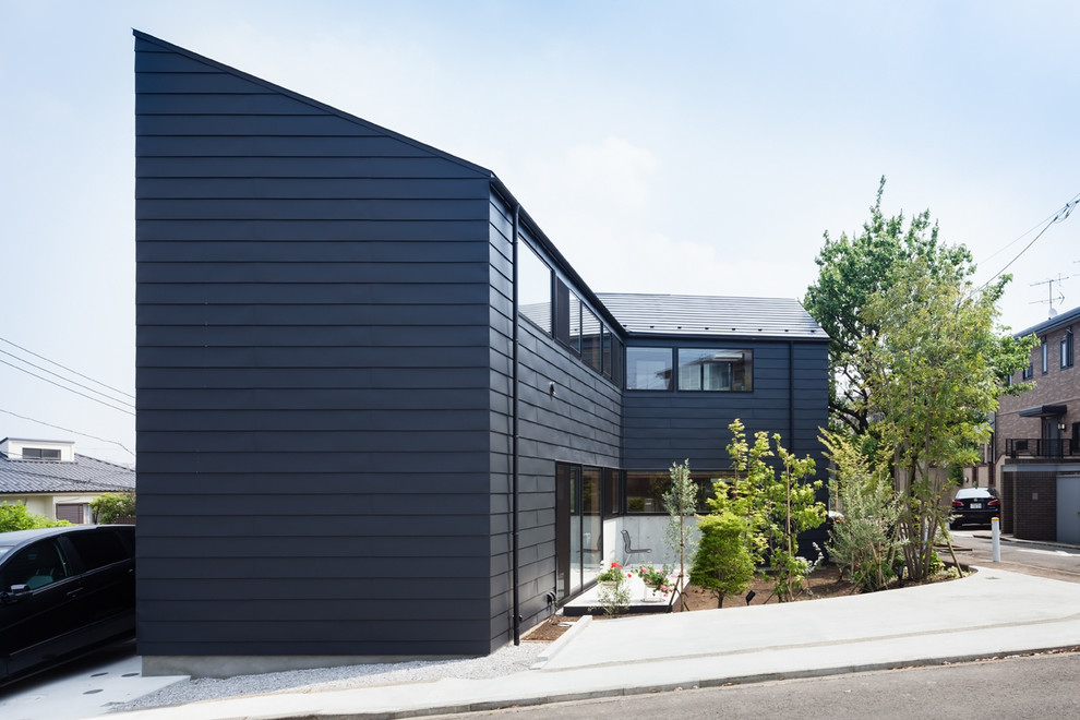 This is an example of a black contemporary house exterior in Yokohama with a lean-to roof.