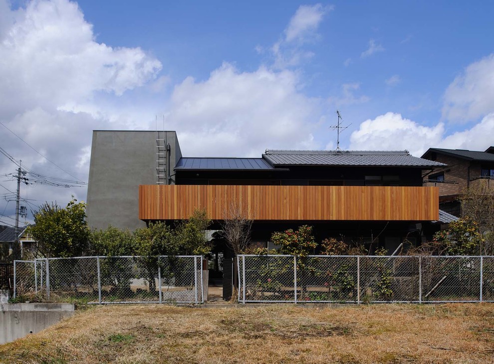 Diseño de fachada de casa gris contemporánea de dos plantas con tejado de varios materiales