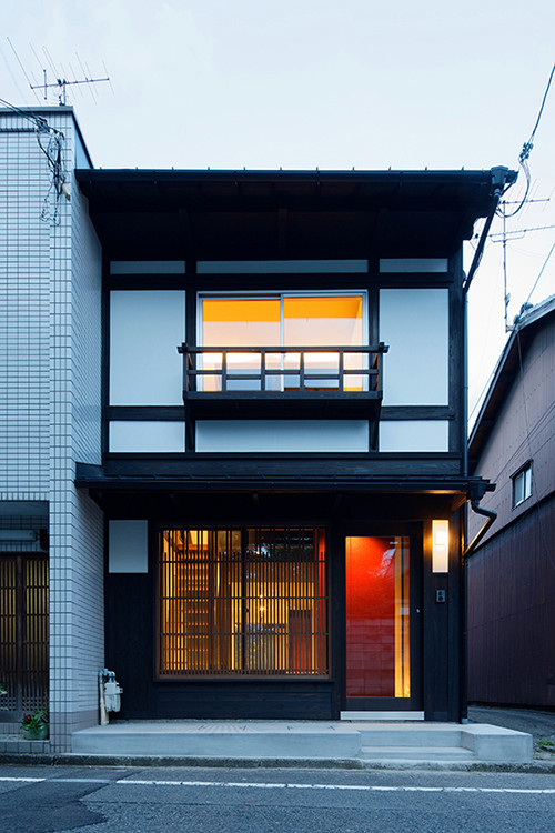 京都にある和風のおしゃれな家の外観 (漆喰サイディング) の写真