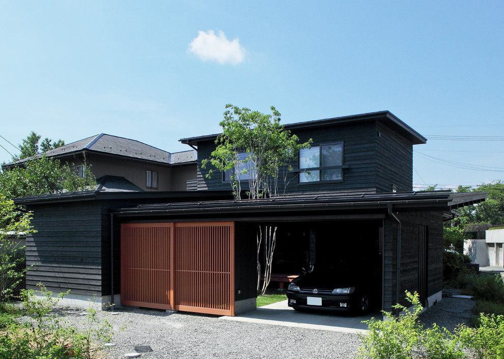 Asiatische Holzfassade Haus mit schwarzer Fassadenfarbe in Sonstige
