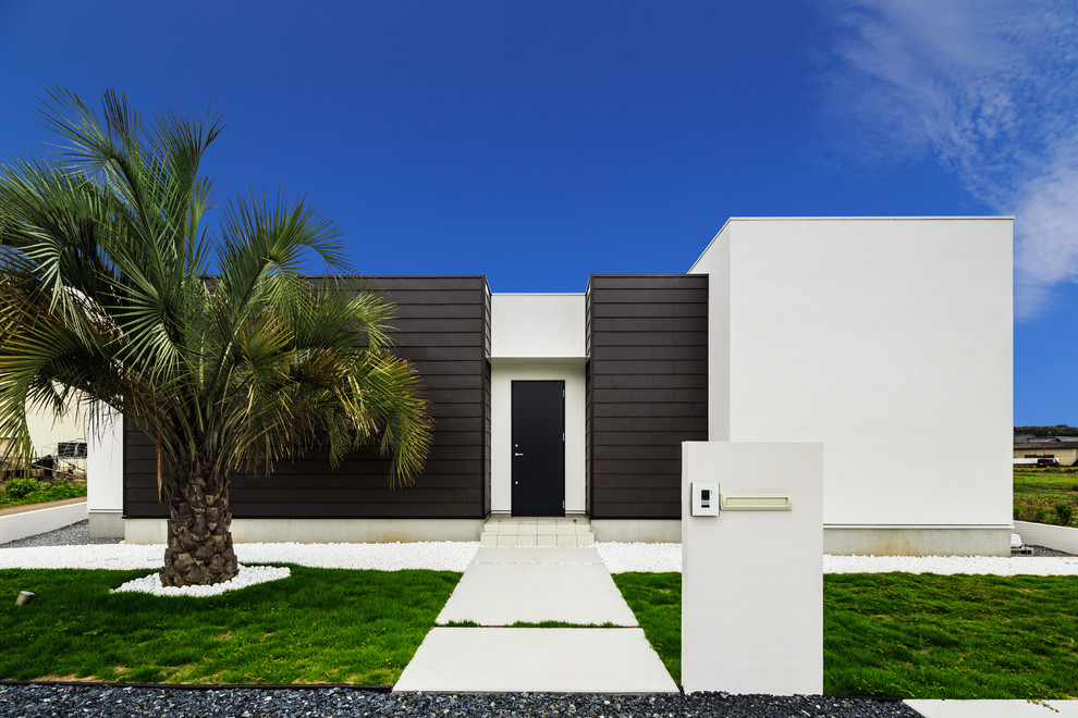 Идея дизайна: одноэтажный, белый дом в современном стиле с плоской крышей