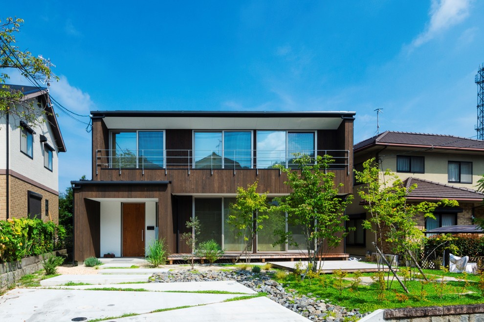 Zweistöckiges Modernes Haus mit brauner Fassadenfarbe und Flachdach in Sonstige