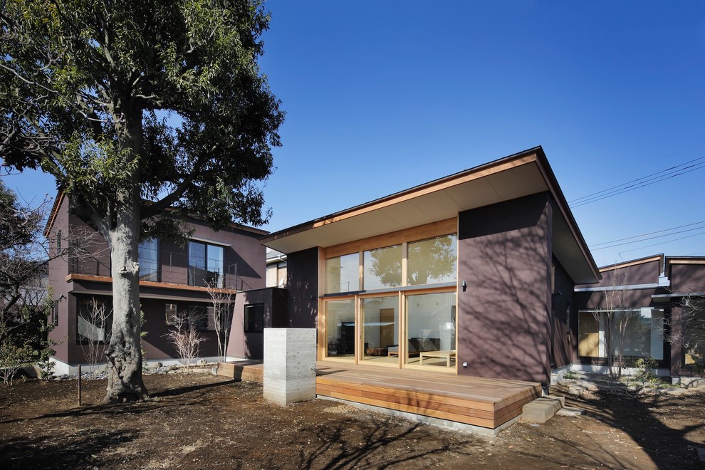 Свежая идея для дизайна: большой, двухэтажный, коричневый частный загородный дом в стиле модернизм с односкатной крышей и металлической крышей - отличное фото интерьера