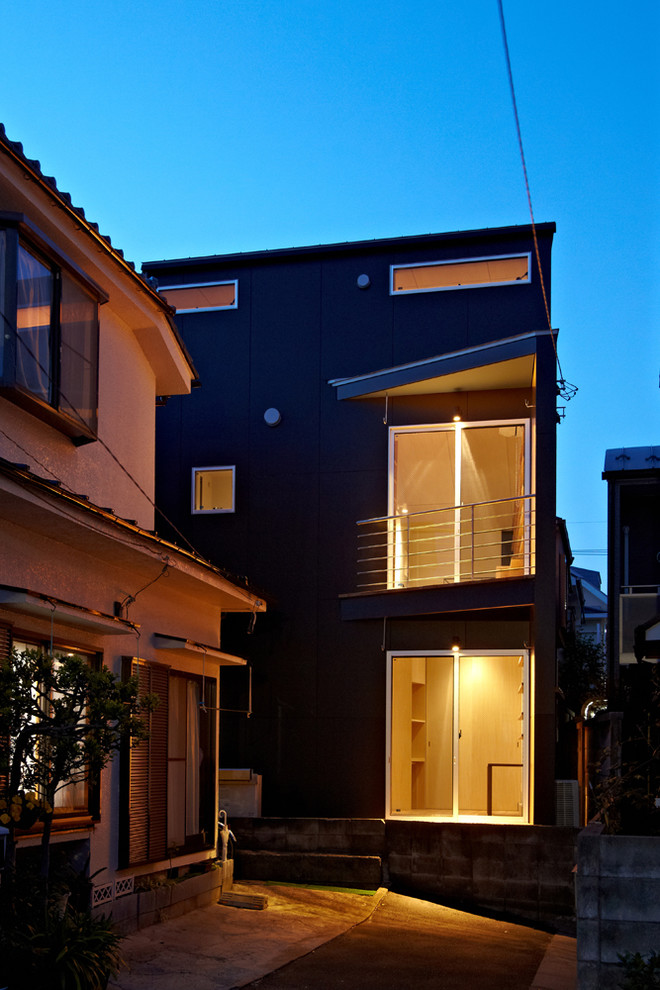 Idee per la facciata di una casa nera contemporanea a due piani di medie dimensioni con copertura in metallo o lamiera