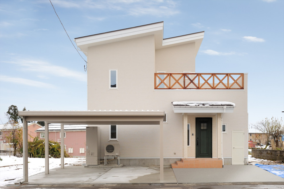 Imagen de fachada de casa beige tradicional de dos plantas con revestimientos combinados, tejado de un solo tendido y tejado de metal