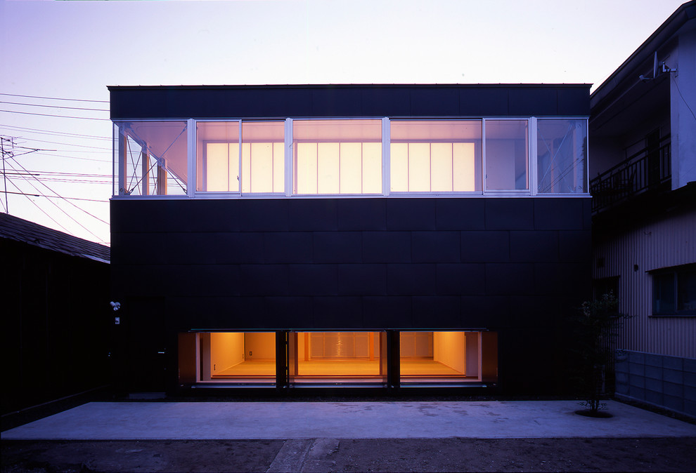 Идея дизайна: двухэтажный частный загородный дом в стиле модернизм с односкатной крышей и металлической крышей