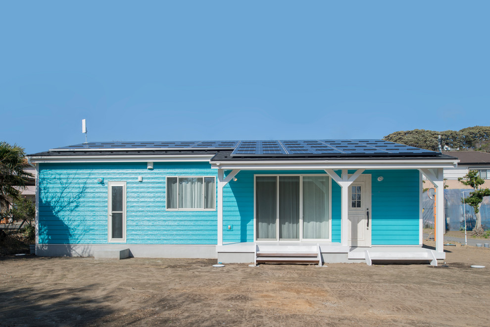 Foto della facciata di una casa piccola blu stile marinaro a un piano con copertura mista