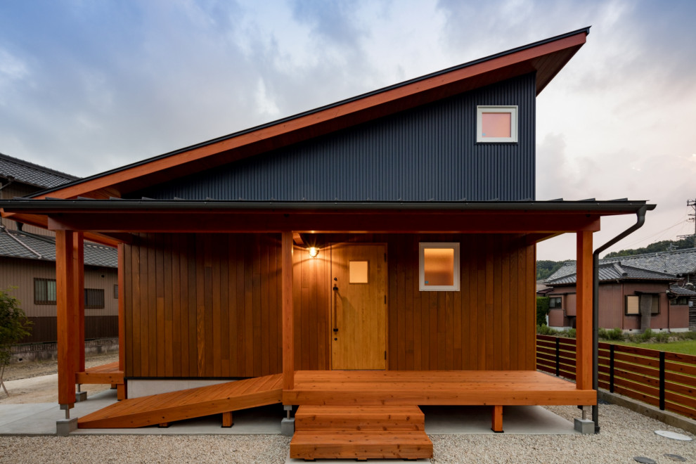 Kleines, Einstöckiges Modernes Einfamilienhaus mit Putzfassade, blauer Fassadenfarbe, Pultdach und Blechdach in Sonstige