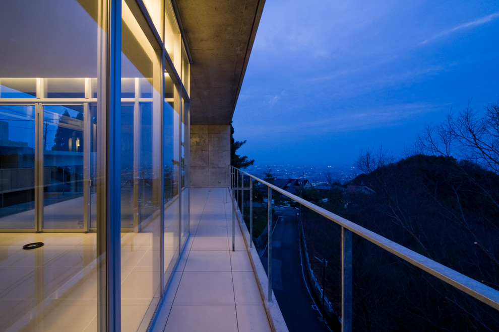 Ispirazione per un grande balcone moderno