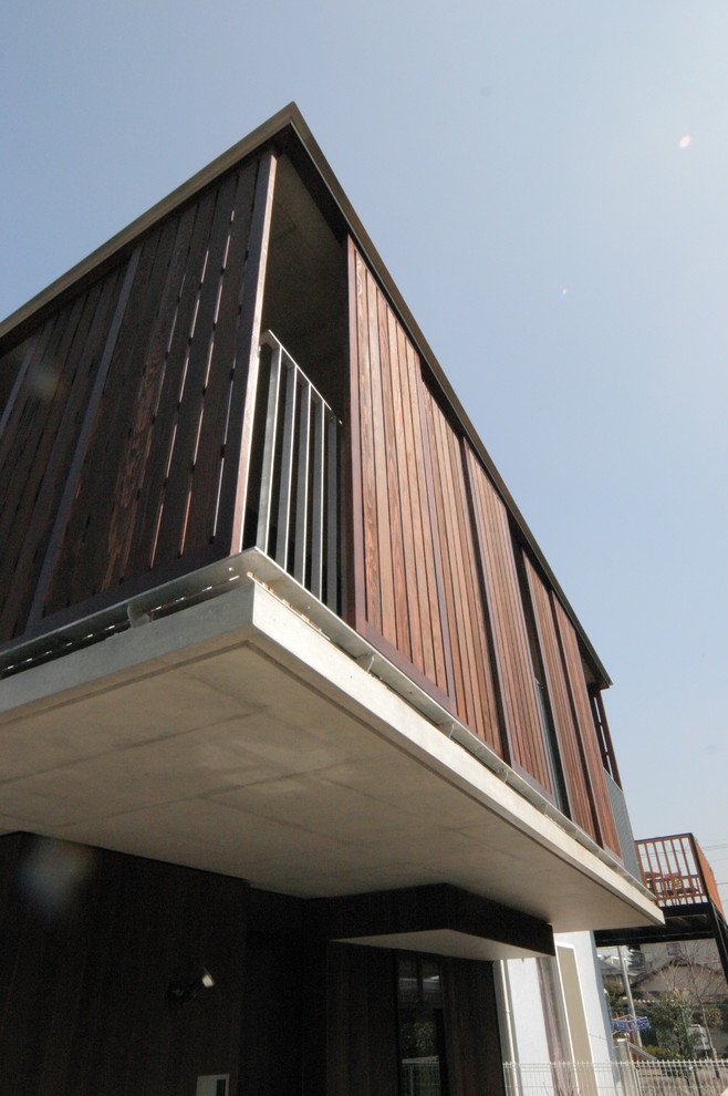 Свежая идея для дизайна: трехэтажный, деревянный, коричневый частный загородный дом среднего размера в стиле модернизм с односкатной крышей и металлической крышей - отличное фото интерьера