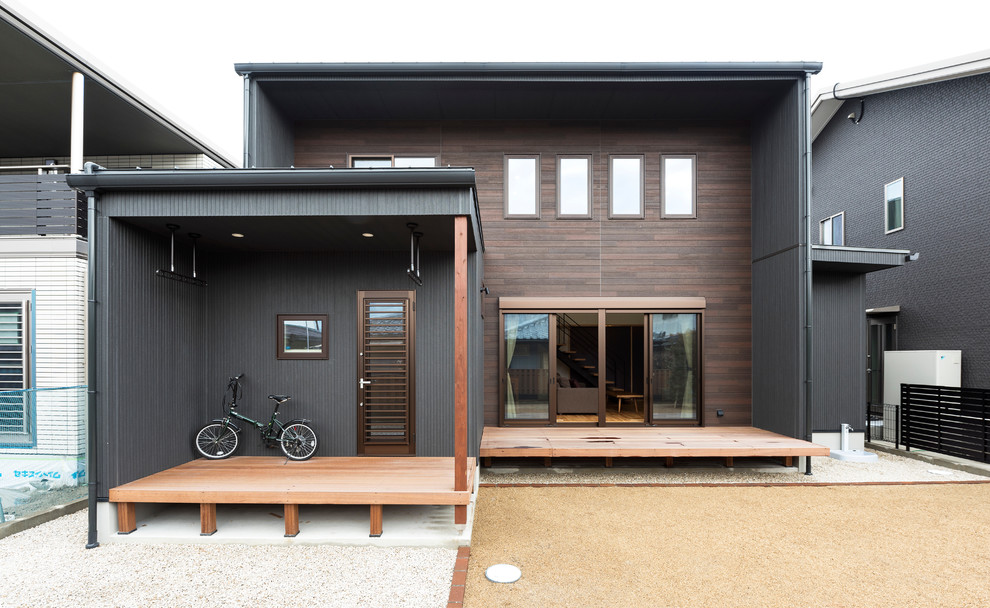 На фото: черный дом в современном стиле с плоской крышей с