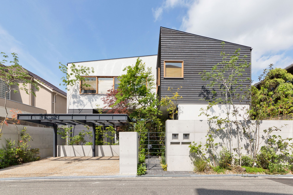 Asiatisches Haus mit bunter Fassadenfarbe und Pultdach in Kobe