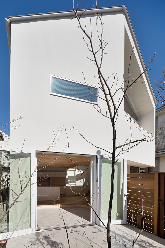 東京都下にあるシャビーシック調のおしゃれな家の外観 (コンクリートサイディング) の写真