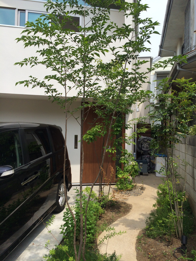 東京都下にあるシャビーシック調のおしゃれな家の外観 (コンクリートサイディング) の写真