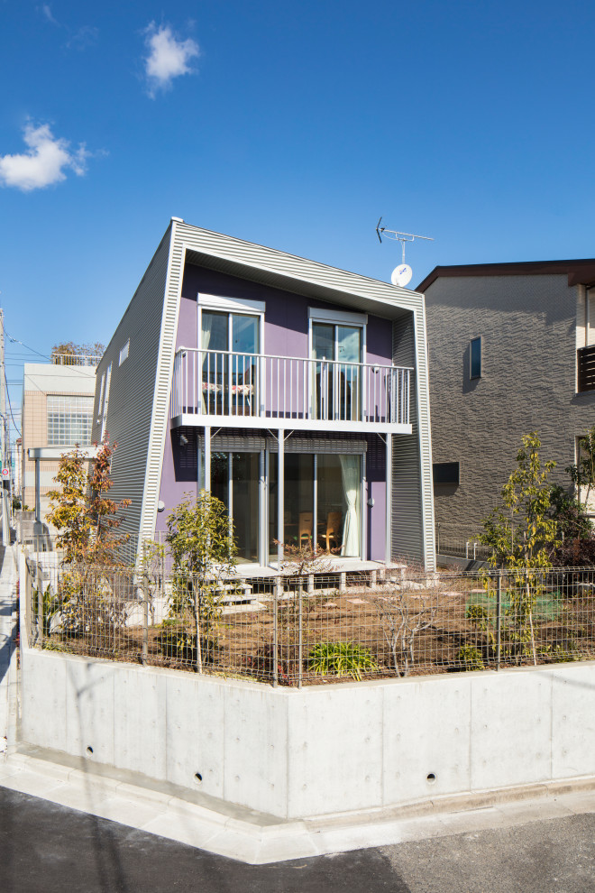 Источник вдохновения для домашнего уюта: двухэтажный, фиолетовый частный загородный дом среднего размера в стиле модернизм с облицовкой из металла, односкатной крышей и металлической крышей