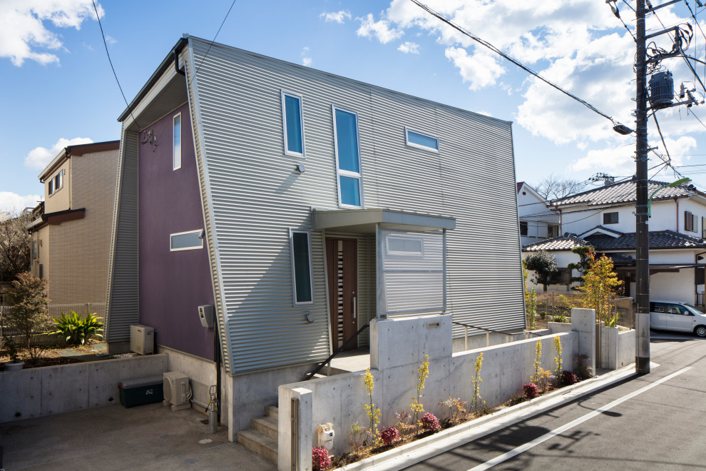 Esempio della facciata di una casa viola moderna a due piani di medie dimensioni con rivestimento in metallo e copertura in metallo o lamiera