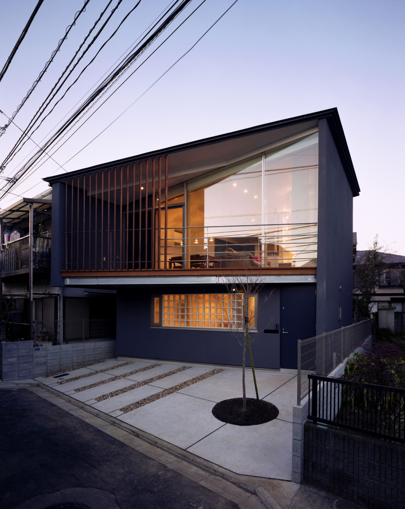 Ispirazione per la facciata di una casa grigia moderna a due piani con copertura in metallo o lamiera e tetto grigio