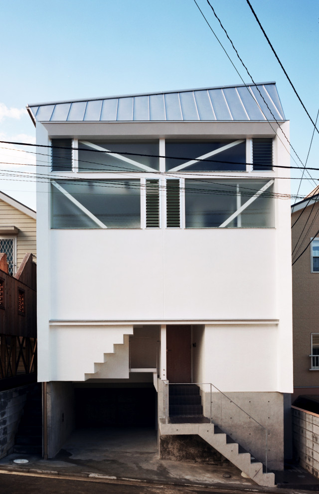 Inspiration för mellanstora moderna vita flerfamiljshus, med tre eller fler plan, stuckatur, pulpettak och tak i metall