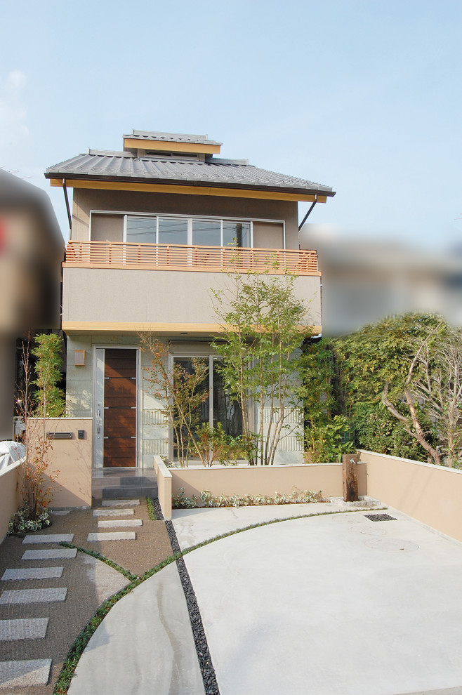 Kleines, Zweistöckiges Asiatisches Einfamilienhaus mit beiger Fassadenfarbe, Satteldach und Ziegeldach in Sonstige