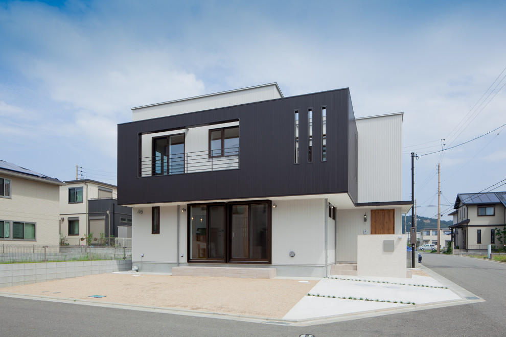 Zweistöckiges Nordisches Einfamilienhaus mit weißer Fassadenfarbe in Sonstige