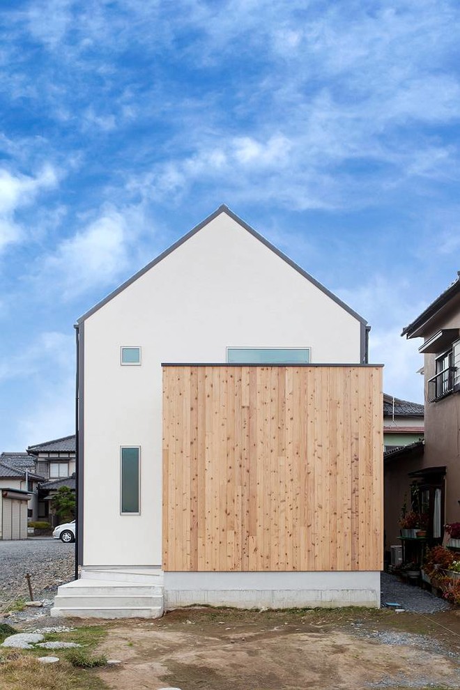 Diseño de fachada de casa beige minimalista pequeña de dos plantas con revestimiento de madera, tejado a dos aguas y tejado de metal