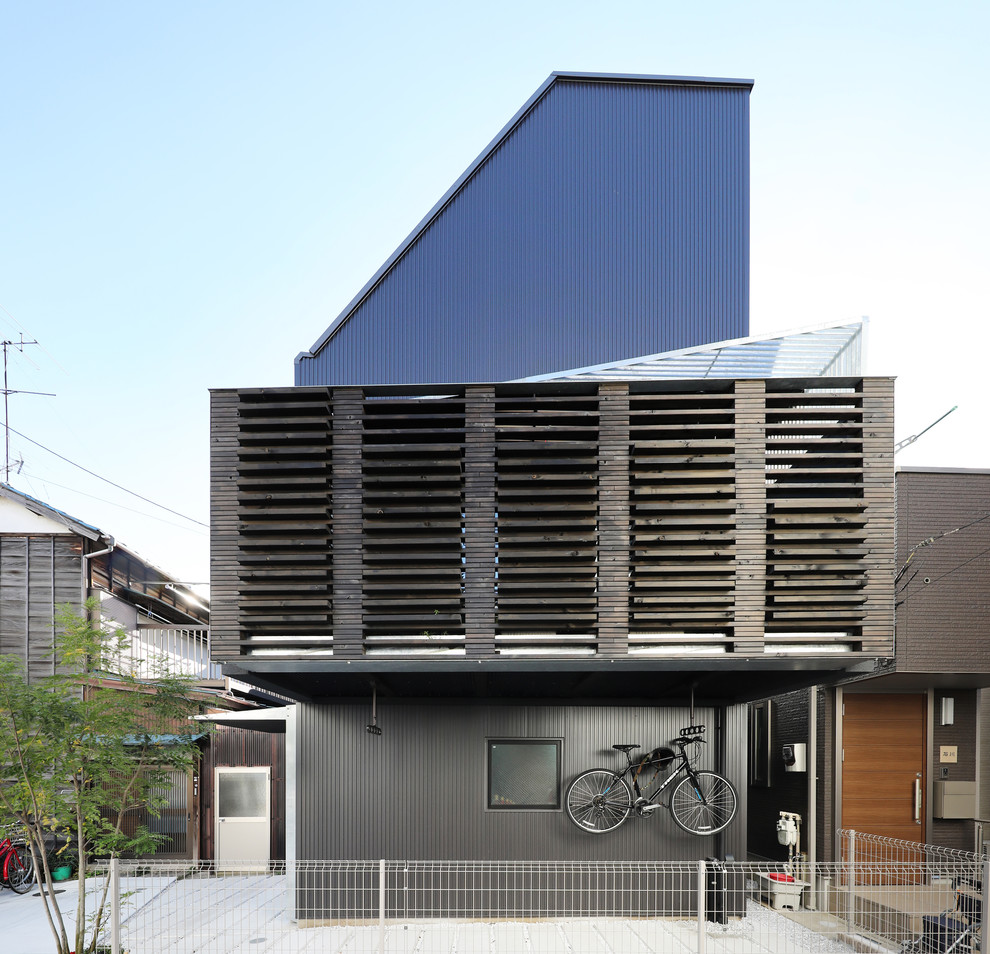 東京23区にあるインダストリアルスタイルのおしゃれな家の外観 (混合材サイディング) の写真