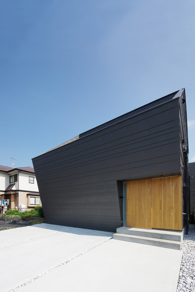 Источник вдохновения для домашнего уюта: одноэтажный, черный частный загородный дом в современном стиле с плоской крышей