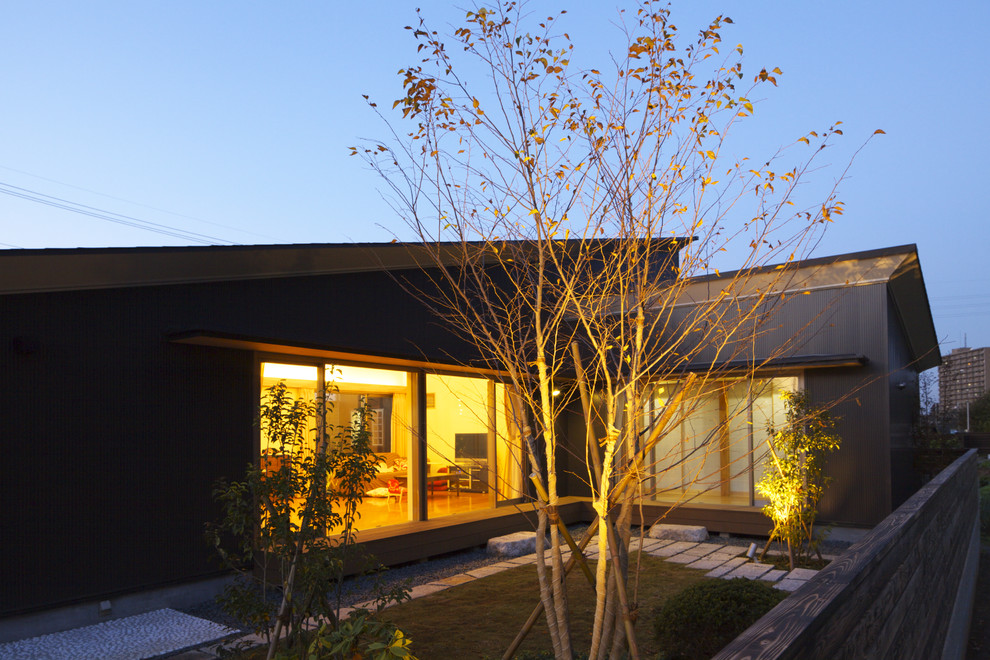 This is an example of a black modern bungalow detached house in Tokyo Suburbs with a lean-to roof.