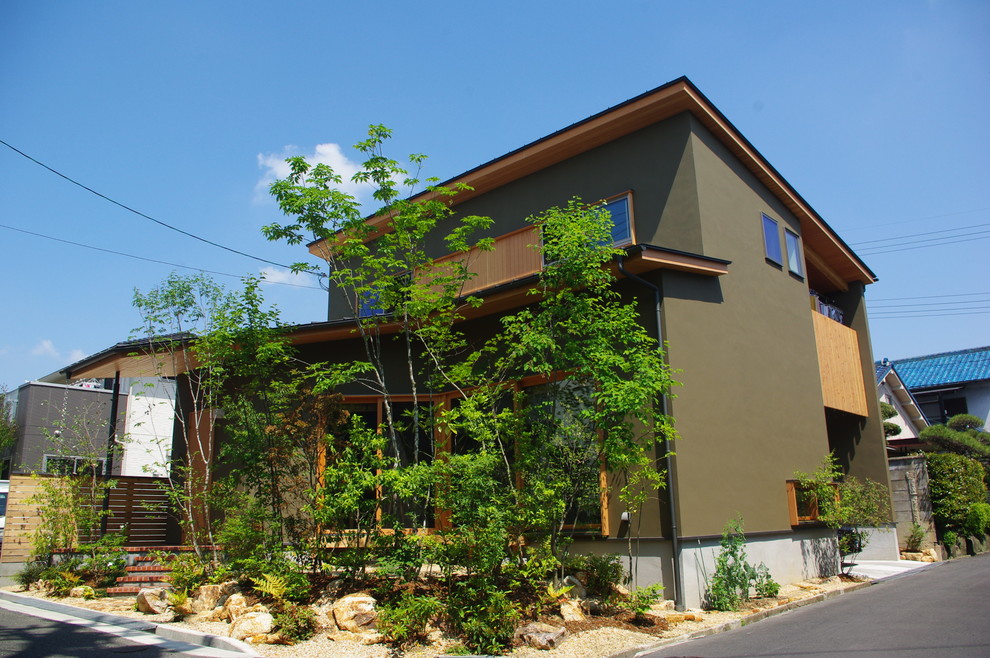 Idée de décoration pour une façade de maison verte chalet à un étage avec un revêtement mixte.
