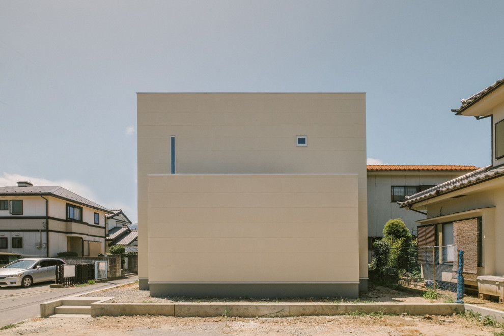 Ispirazione per la facciata di una casa beige moderna a due piani di medie dimensioni con rivestimenti misti e copertura in metallo o lamiera