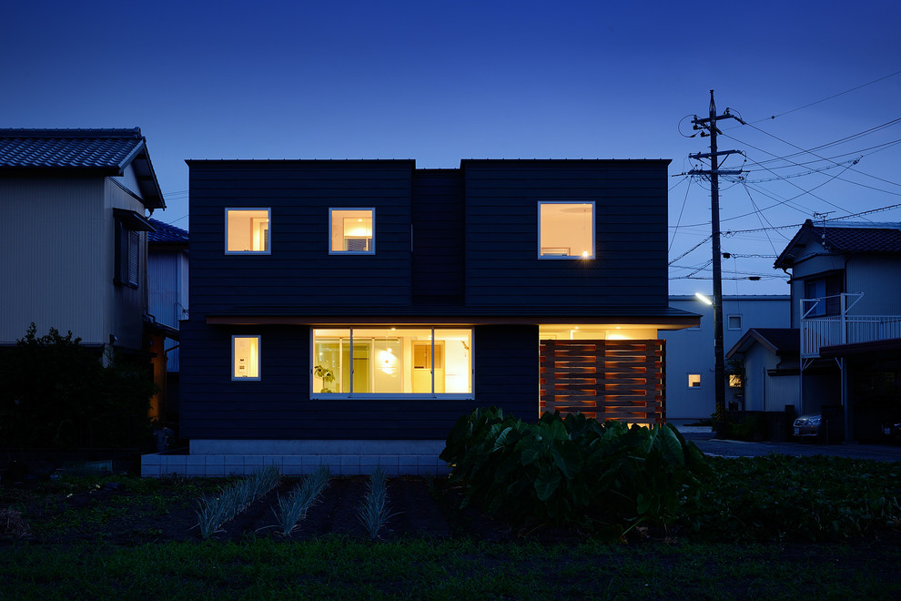 Mittelgroßes, Zweistöckiges Skandinavisches Einfamilienhaus mit Metallfassade, schwarzer Fassadenfarbe, Blechdach und schwarzem Dach in Sonstige