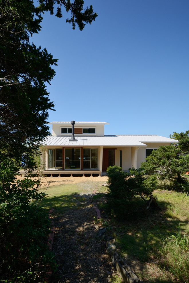 Modelo de fachada de casa blanca y blanca nórdica de tamaño medio de dos plantas con revestimientos combinados, tejado a dos aguas, tejado de metal y panel y listón