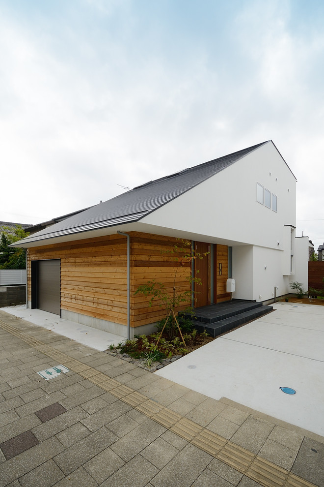 Ejemplo de fachada de casa blanca y gris escandinava grande de dos plantas con tejado de metal, revestimiento de madera, tejado a dos aguas y tablilla