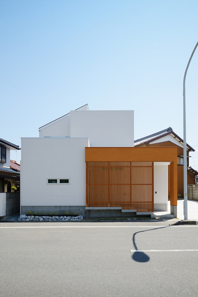 Foto de fachada de casa blanca escandinava de dos plantas con tejado de metal