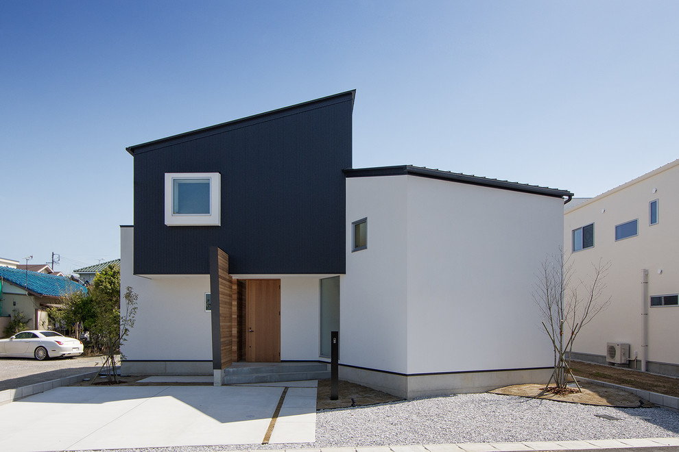 Inspiration pour une façade de maison blanche nordique en planches et couvre-joints de taille moyenne et à un étage avec un revêtement mixte, un toit en appentis, un toit en métal et un toit noir.