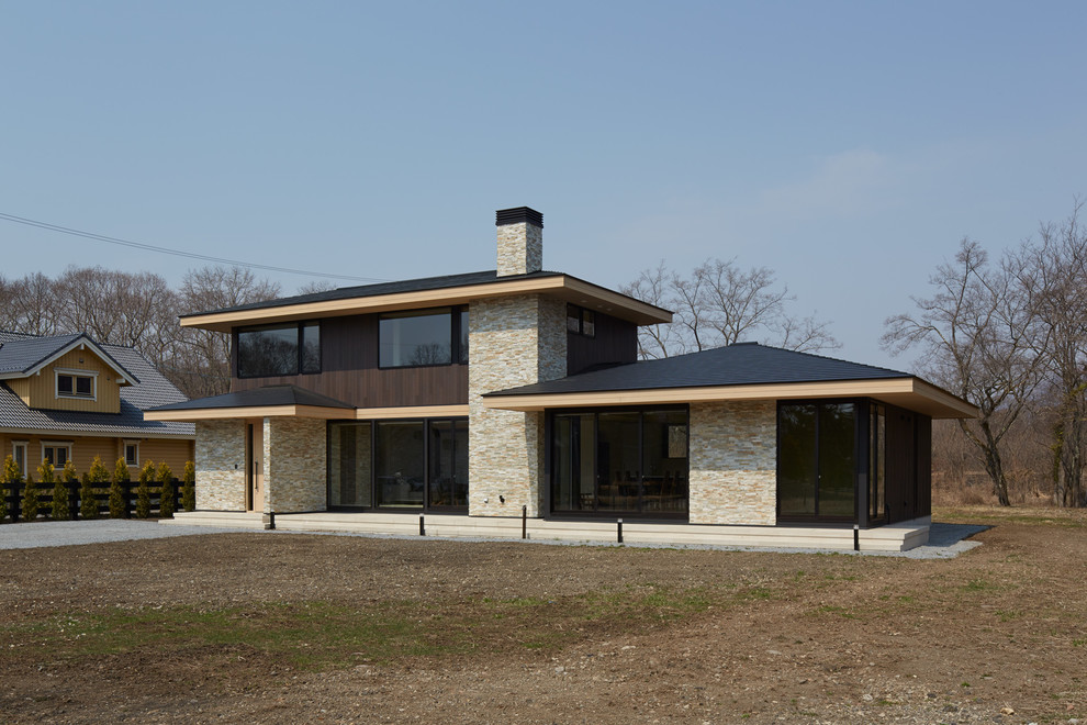 Imagen de fachada beige minimalista con tejado a cuatro aguas
