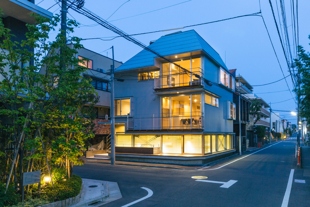 東京23区にあるモダンスタイルのおしゃれな家の外観 (混合材サイディング) の写真