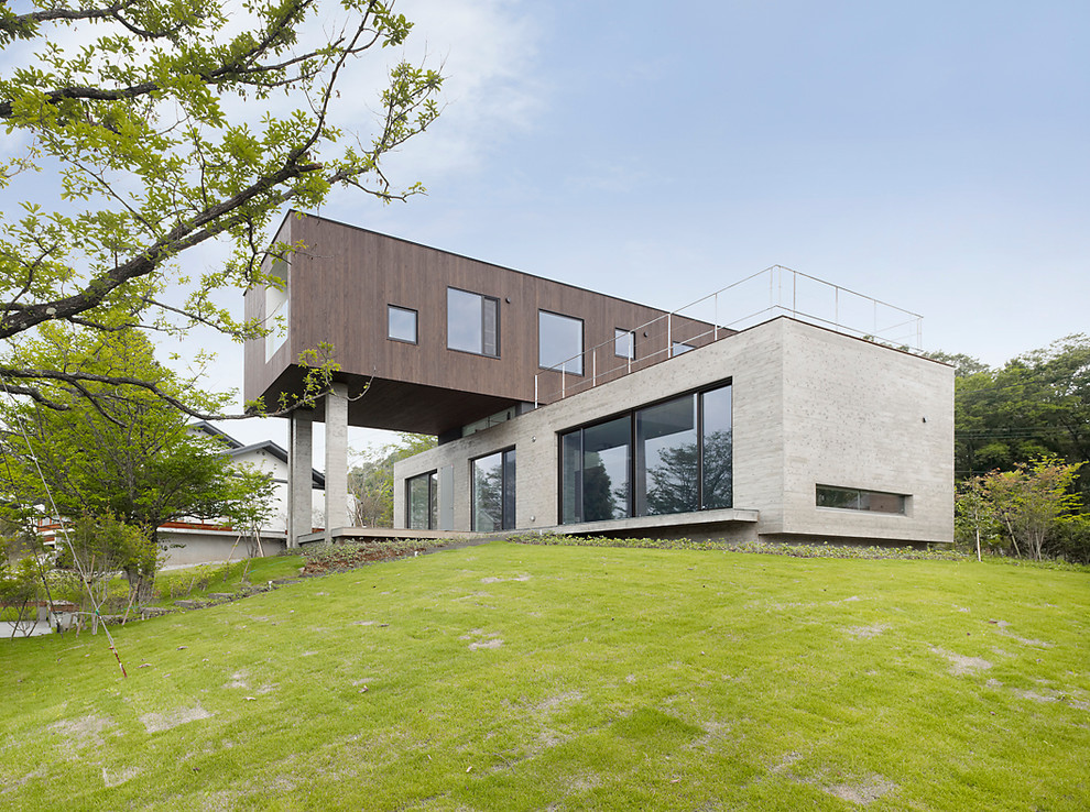 Ejemplo de fachada de casa marrón minimalista de tamaño medio de dos plantas con revestimiento de madera y tejado plano