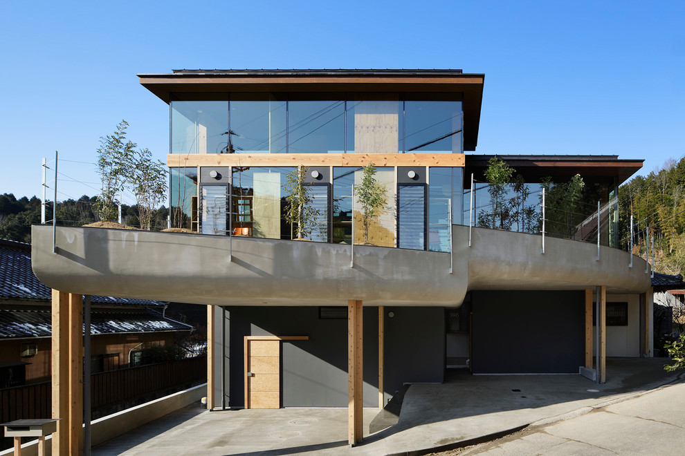 Foto della facciata di una casa multicolore contemporanea con rivestimento in vetro e tetto piano