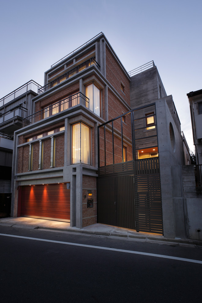 Идея дизайна: трехэтажный, разноцветный дом в стиле модернизм с плоской крышей