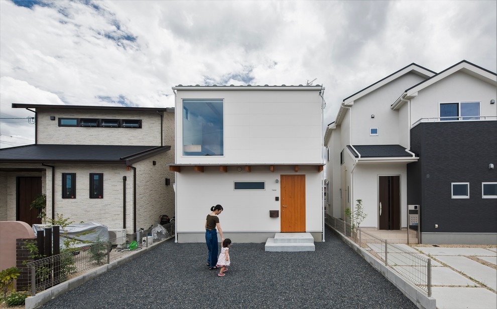 Kleines, Zweistöckiges Rustikales Einfamilienhaus mit Faserzement-Fassade, weißer Fassadenfarbe, Walmdach und Blechdach in Sonstige