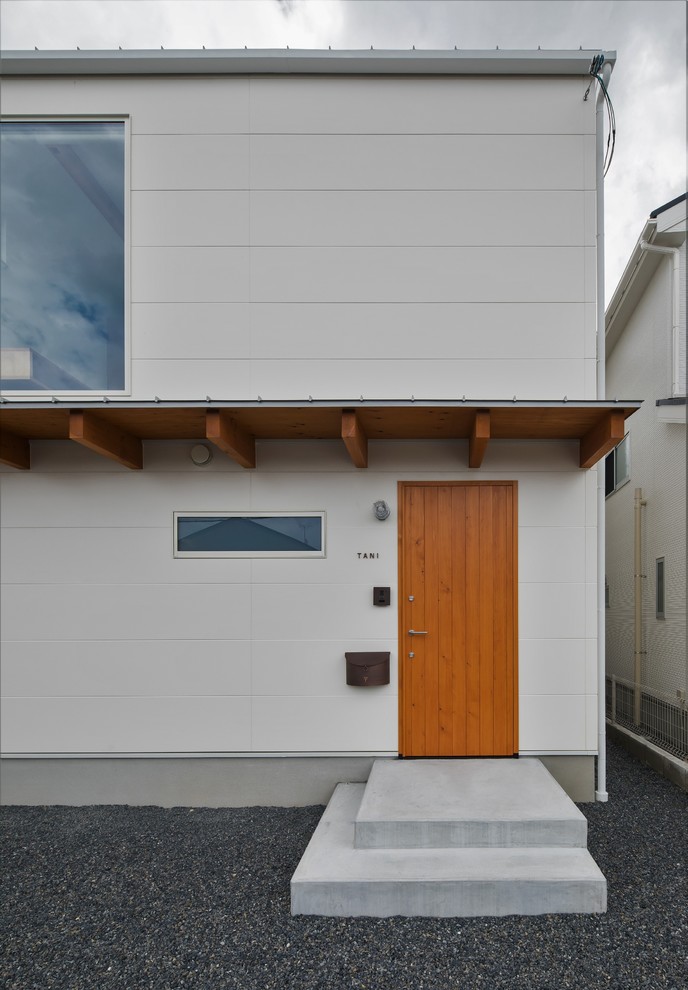 他の地域にある低価格の小さなラスティックスタイルのおしゃれな家の外観 (コンクリート繊維板サイディング) の写真