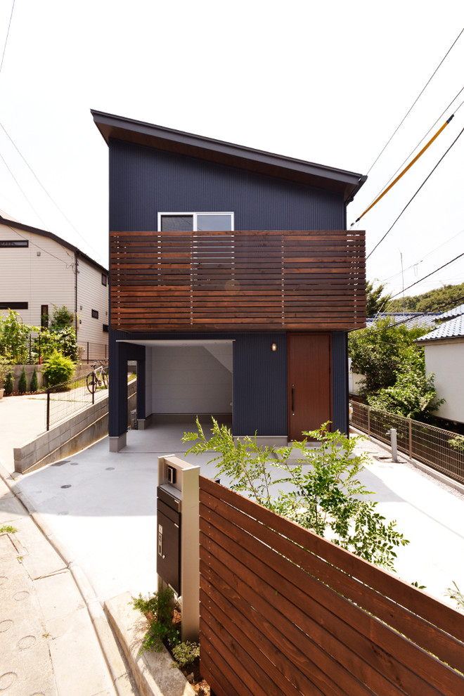 東京都下にあるインダストリアルスタイルのおしゃれな家の外観の写真
