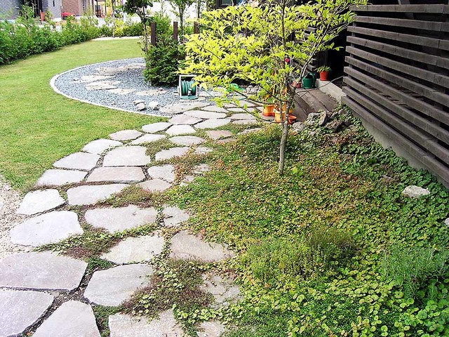 鉄平石のアプローチ - Traditional - Garden - Other - by トカチのカタチ 庭十勝 | Houzz