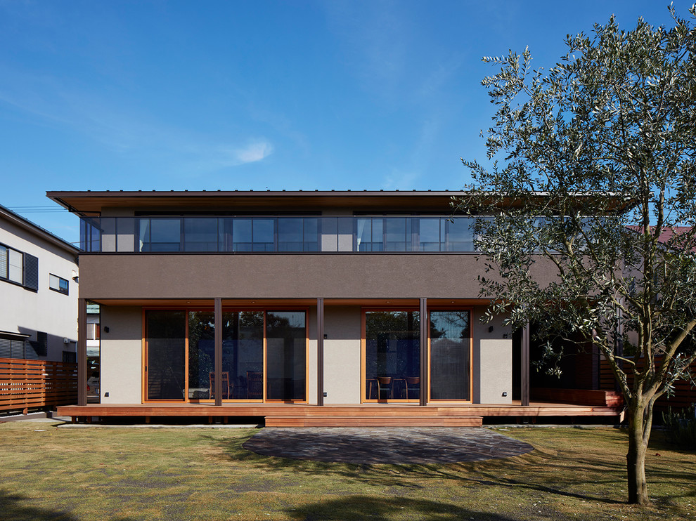 Ejemplo de fachada marrón de estilo zen con tejado plano