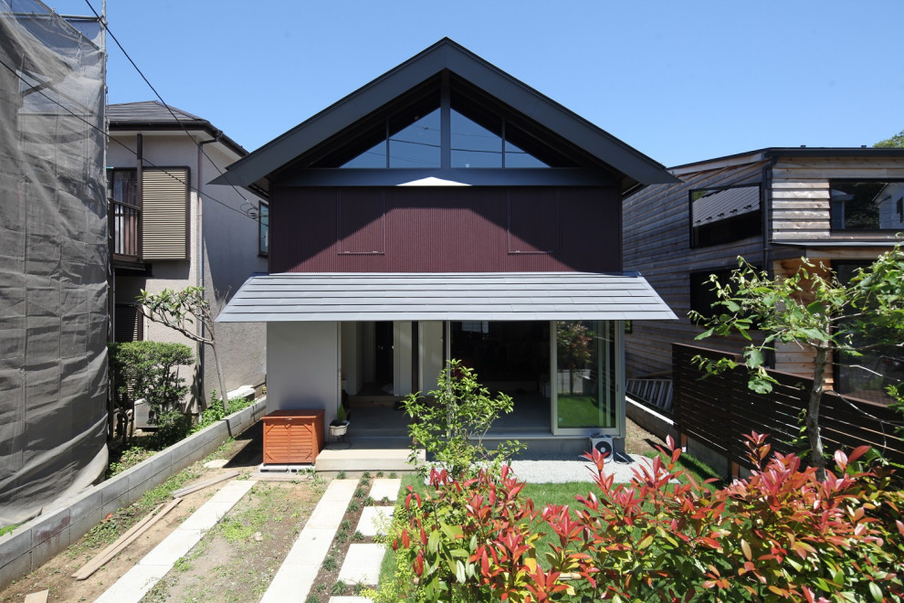 Inspiration för ett litet rustikt flerfärgat hus, med två våningar, metallfasad, sadeltak och tak i metall
