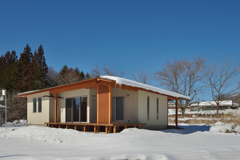 Свежая идея для дизайна: бежевый дом в восточном стиле - отличное фото интерьера