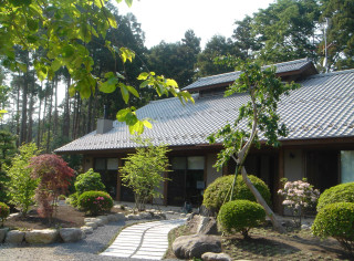 アジアンスタイルのおしゃれな瓦屋根の家の画像 75選 - 2025年9
